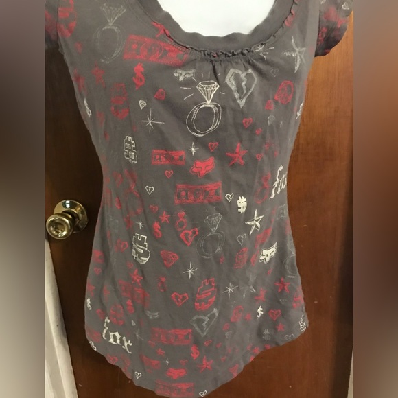 Fox Pink & Gray Scoop Neck Bling Image Short Sleeve Shirt - Picture 3 of 6